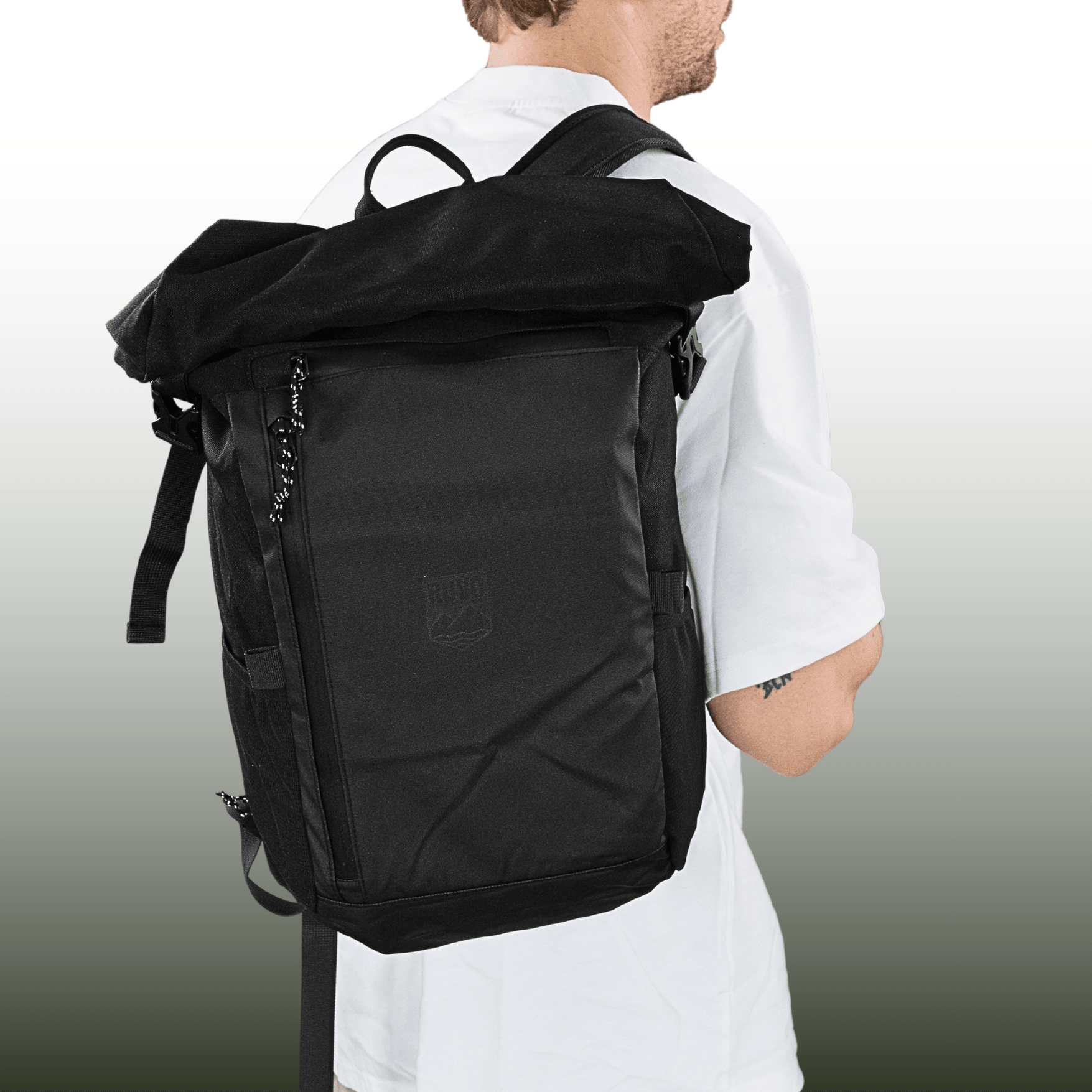 Schwarzer Rucksack mit Rolltop, wasserfest, geräumig, getragen von Person in weißem Shirt