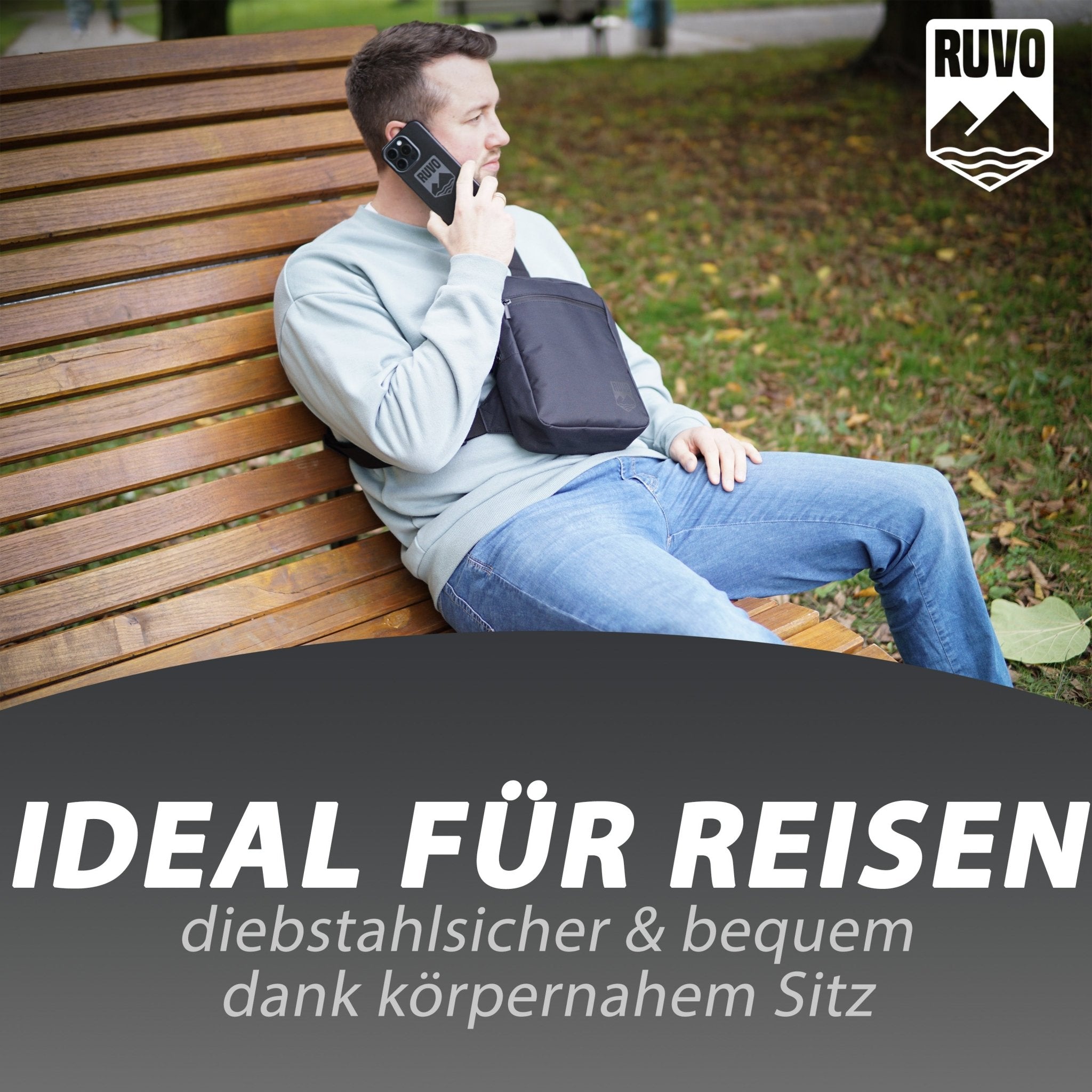Mann mit schwarzer Sling Bag sitzt auf Parkbank, ideal für Reisen, diebstahlsicher, praktisch