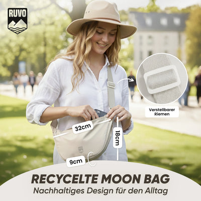 Junge Frau mit beiger, recycelter Moon Bag mit verstellbarem Riemen im Park, nachhaltige Umhängetasche.