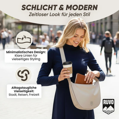 Frau mit cremefarbener Umhängetasche, hält Kaffee und Geldbörse, urbaner Hintergrund, modern