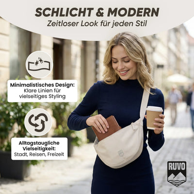 Frau mit beiger Umhängetasche, Kaffee und Portemonnaie, draußen in urbaner Umgebung, minimalistischer Look.