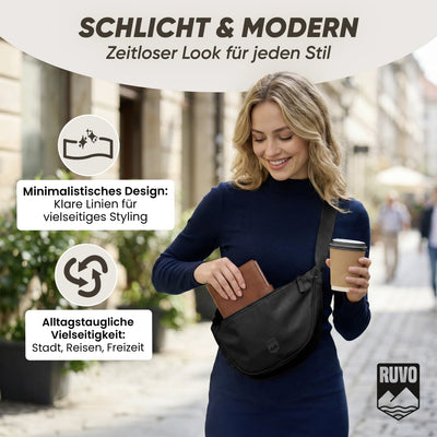 Frau mit schwarzer Umhängetasche, Kaffee und Notizbuch, stilvoll in urbaner Umgebung