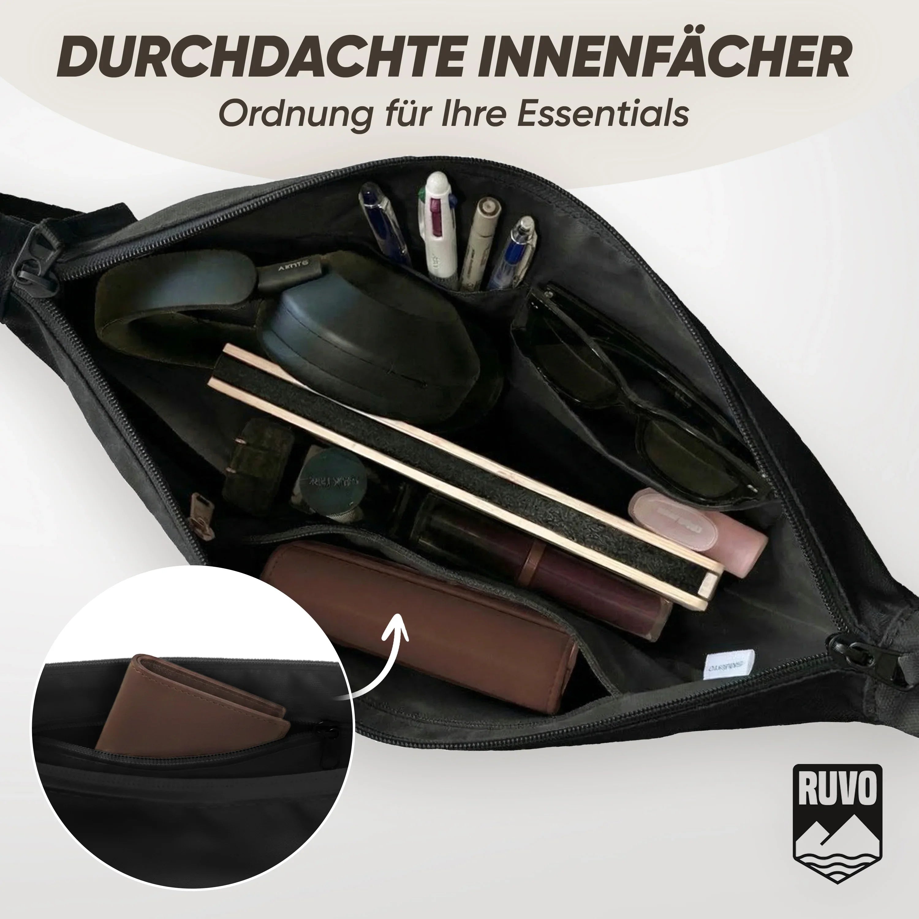 Rucksack mit durchdachten Innenfächern, organisiert mit Kopfhörer, Brille, Stiften und Geldbörse.