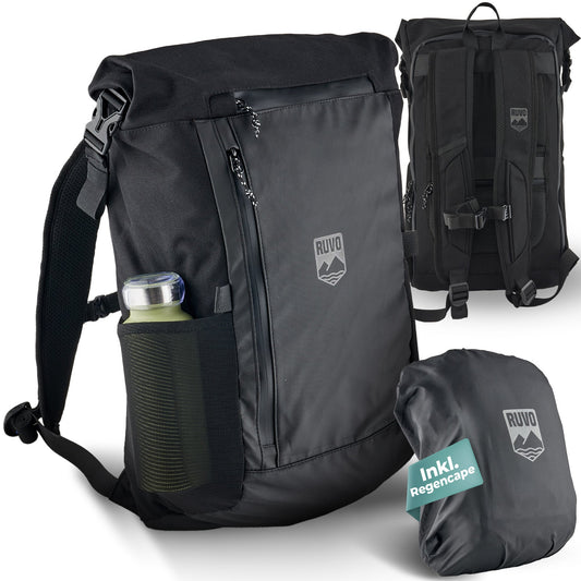 RUVO Premium Rucksack "Daypack" schwarz. Das istd as Titelbild. Hier sieht man den Rucksack von vorne, von hinten und mit einem Regencape überzogen. 
Seitlich am Rucksack steckt eine Trinkflasche in der Flaschenhalterung.