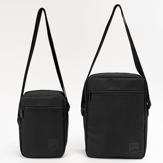RUVO Video Umhängetasche. Hier wird gezeigt, was alles in die Tasche passt und wie sie gepackt werden kann. Hier ist ein Modell nur mit seinen Händen zu sehen.