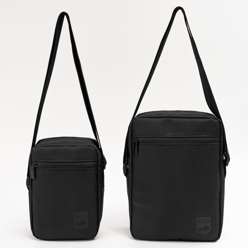 RUVO Video Umhängetasche. Hier wird gezeigt, was alles in die Tasche passt und wie sie gepackt werden kann. Hier ist ein Modell nur mit seinen Händen zu sehen.