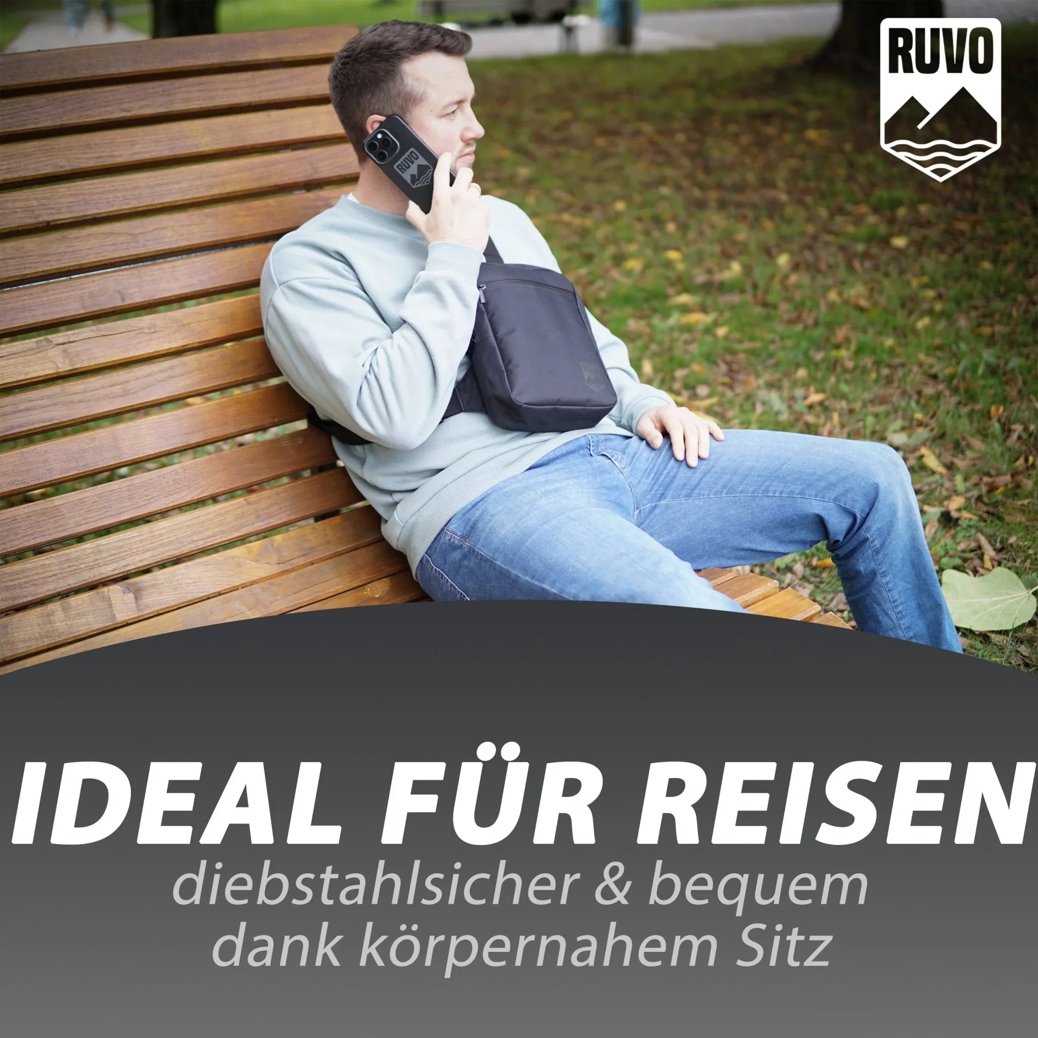 Mann mit schwarzer Sling Bag auf einer Parkbank, ideal für Reisen, diebstahlsicher, bequem