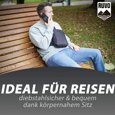 Mann mit schwarzer Sling Bag auf einer Parkbank, ideal für Reisen, diebstahlsicher, bequem